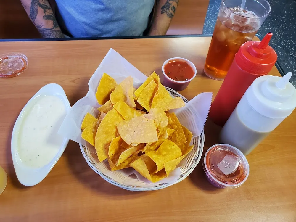 Chips Queso & Salsa